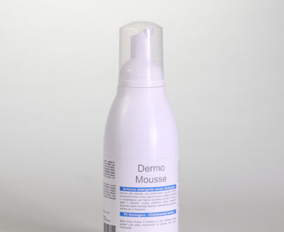 Dermo mousse, schiuma detergente senza risciacquo ultra delicata testata su pelli sensibili ad azione idratante e emolliente, con glicerina, estratti di aloe vera e timo, per l'igiene rapida delle persone allettate.